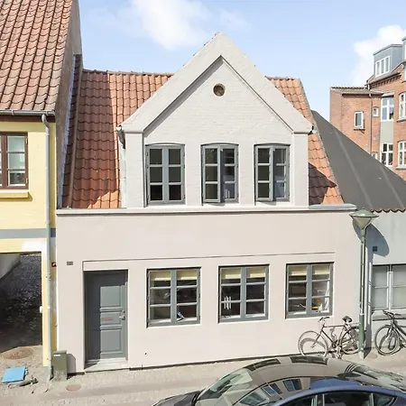 Townhouse In The Heart Of - Possibility Of Own Parking Space Semesterbostad