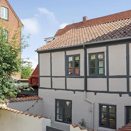 Townhouse In The Heart Of - Possibility Of Own Parking Space Odense